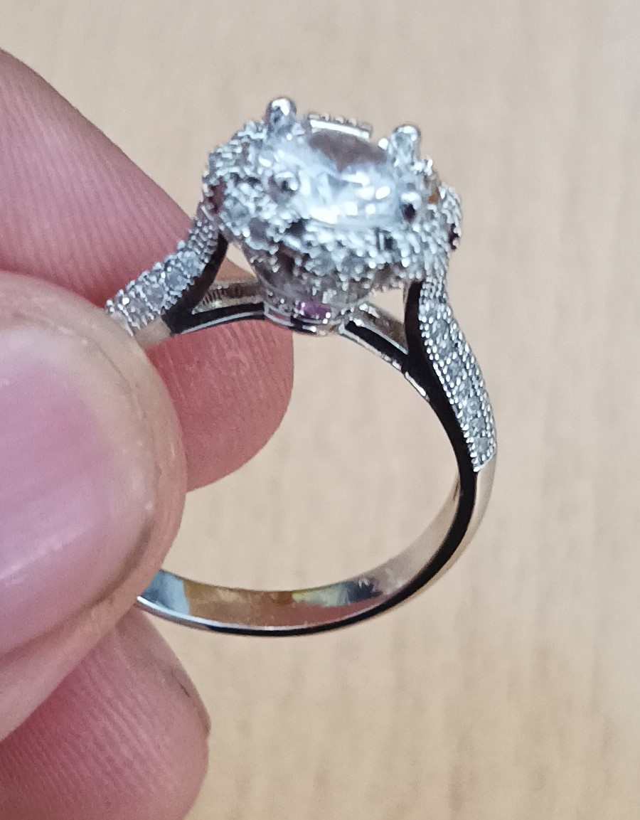 ✨ Anillo de Plata 925 con Zirconia Central y Halo Brillante 💍