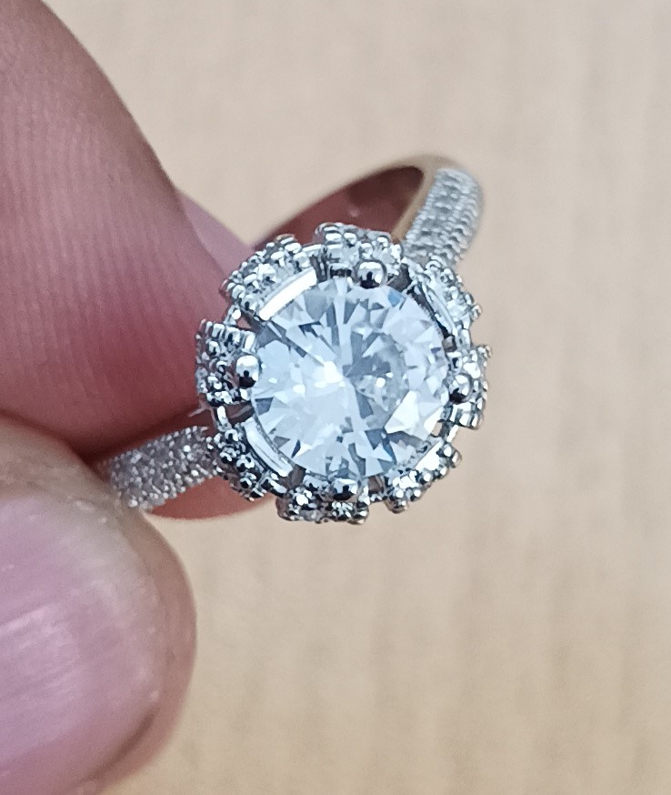 ✨ Anillo de Plata 925 con Zirconia Central y Halo Brillante 💍