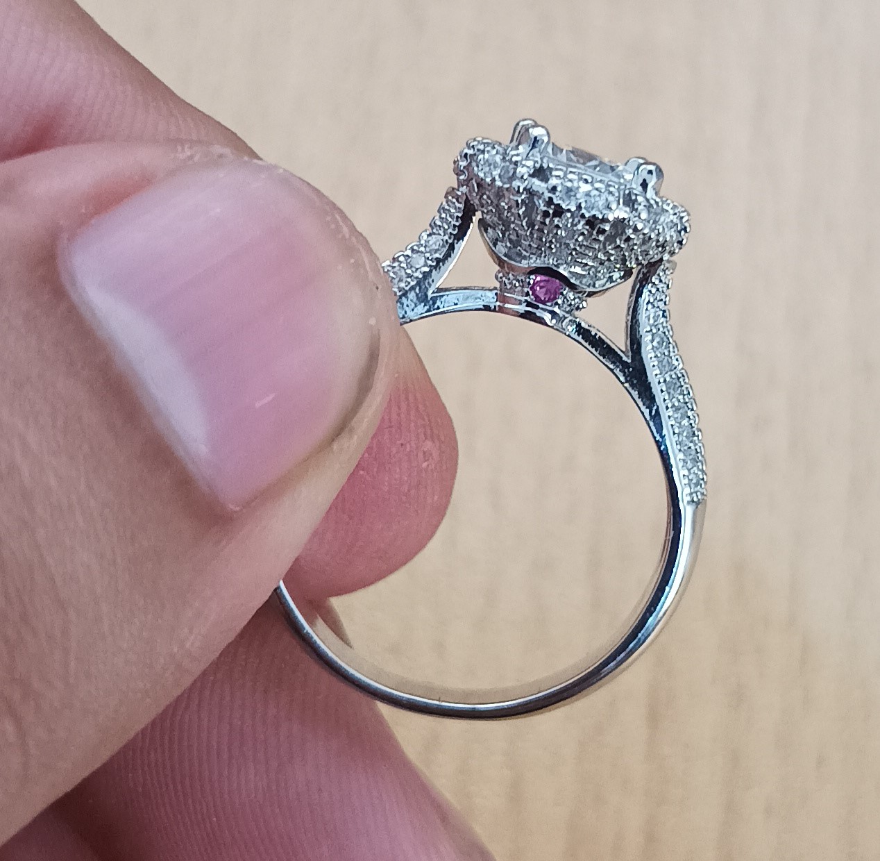 ✨ Anillo de Plata 925 con Zirconia Central y Halo Brillante 💍