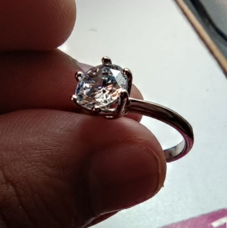 💍 Anillo Solitario Elegante Bañado en Oro Blanco (18K RGP)