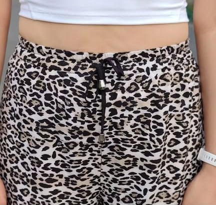 Pantalón Estampado Animal Print (Leopardo) – Corte Recto, Cintura con Cordón