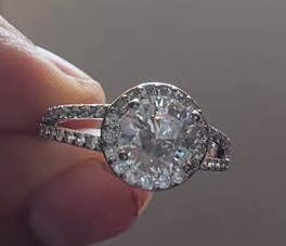 Anillo de Plata con Halo de Zirconias – Diseño Solitario Clásico