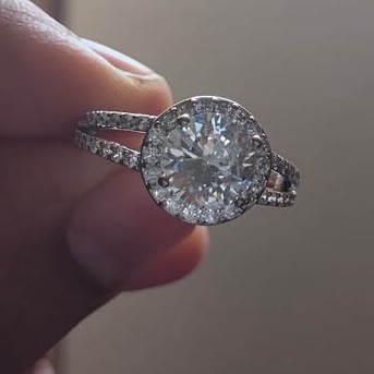 Anillo de Plata con Halo de Zirconias – Diseño Solitario Clásico