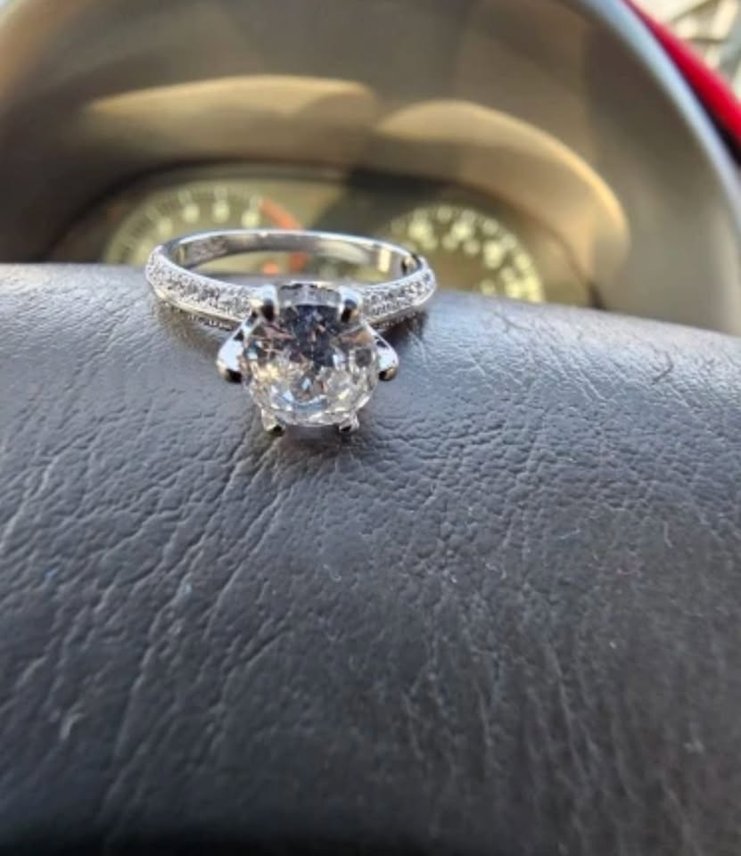 Anillo de Plata S925 con Zirconia Central y Banda Pavé