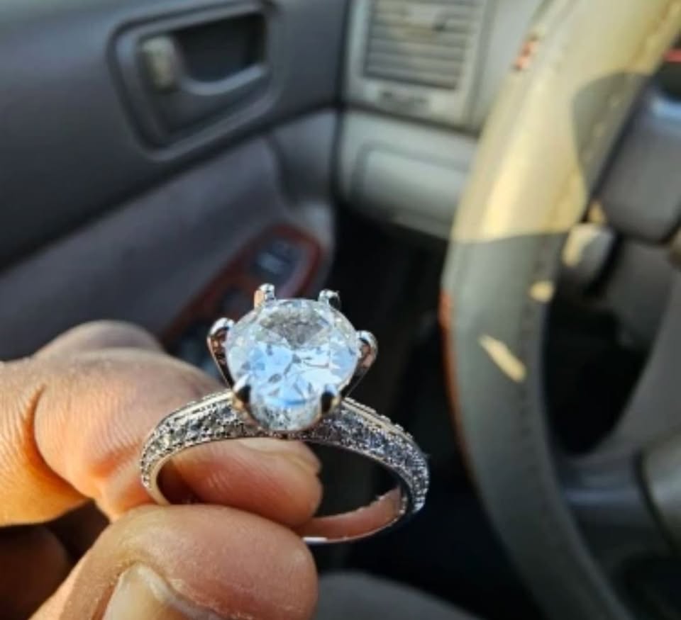 Anillo de Plata S925 con Zirconia Central y Banda Pavé