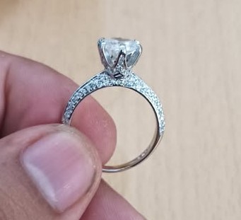 Anillo de Plata S925 con Zirconia Central y Banda Pavé