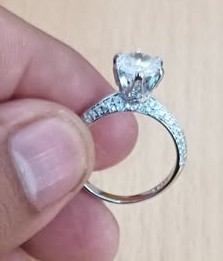 Anillo de Plata S925 con Zirconia Central y Banda Pavé